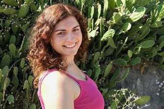 Freiberger Künstlerin: Sonne, Strände, Meer - und Zeit mit der Familie - Die 33-jährige Niki Liogka, Studienleiterin am Mittelsächsischen Theater in Freiberg, mit einem Feigenkaktus im griechischen Kallirachi von Thassos.