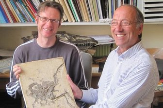 Freiberger löst Rätsel um Saurierskelette - 
              <p class="artikelinhalt">Achim Reisdorf (l.) und sein Forscherkollege Michael Wuttke mit dem Fossil des Sauriers Compsognathus longipes. </p>
            