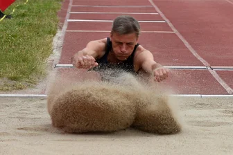 Freiberger Leichtathlet für die nächsten nationalen Titelkämpfe gerüstet - Hofft erneut auf weite Sprünge: Ingo Wolf vom Freiberger PSV geht bei der Masters-DM über 100 Meter Hürden sowie in seiner Paradedisziplin, dem Dreisprung, an den Start. Für den 53-Jährigen ist es die achte DM-Teilnahme.