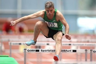 Freiberger Leichtathlet stellt bei Hallen-DM zwei Saisonbestleistungen auf - Ingo Wolf vom Freiberger PSV lief bei den Hallen-Masters in Frankfurt über 60 Meter Hürden in 12,07 s Saisonbestleistung und kam in der AK 55 auf Platz 6.