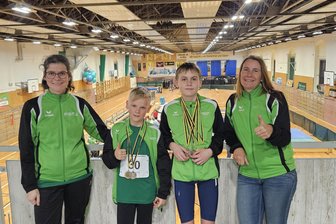 Freiberger Leichtathleten gehen auf Medaillenjagd - Die FPSV-Trainerinnen Franziska Beyer (l.) und Sylke Schieck mit Anton Wieczorek und Jonas Slesaczeck (r.). f