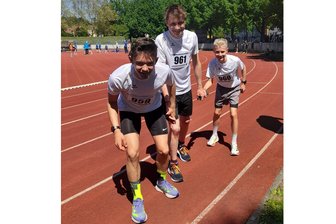 Freiberger Leichtathleten glänzen beim Saisonstart mit Landesmeistertitel - Starkes Trio: Die Startgemeinschaft Freiberg mit Alexander Tschikov, Nils Wagner und Finley Max Wolf lief in Grimma zum Landesmeistertitel über dreimal 1000 m.