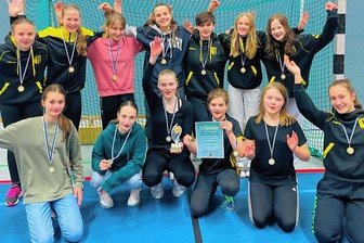 Freiberger Mädchen fahren nach Berlin - Grund zum Jubel: Die Mädchen des FHTC sind Mitteldeutscher Meister in der Halle.