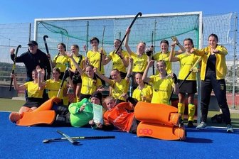 Freiberger Mädchen überraschen - Verdienter Jubel: Die weibliche U-14-Mannschaft des Freiberger HTC hat sich mit einem 2:1 gegen den Erfurter HC den Titel in der Mitteldeutschen Meisterschaft gesichert.