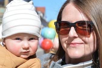 Freiberger Märzkinder: Ein Vorname wurde zweimal vergeben - Genießen den Sonnenschein in Freiberg: Vivien Zänker mit Sohn Mats (12 Monate).