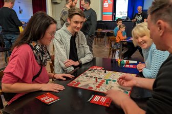 Freiberger „Mensch ärgere dich nicht“-Premiere wird zum Erfolg - Auch wenn nur einer die nächste Runde erreicht: Der Spaß dominierte das Spiel im Freiberger Tivoli.