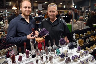 Freiberger Mineralienbörse besticht erneut durch Originalität und Sachverstand - Maximilian Mrozek (l.) vom Gastgeberteam fachsimpelt mit Bernhard Klein aus Schaafheim.