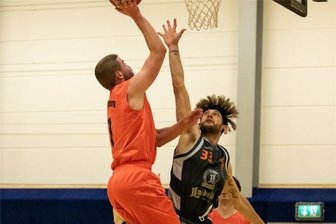Freiberger Miners erobern Spitze zurück - Immer eine Hand mehr drin: Jan Exnowitz (l.) war im Duell mit Görlitz zweitbester Werfer des ATSV. 14 Punkte gingen auf sein Konto.