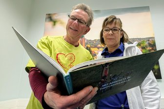 Freiberger mit Herz schenken Waisen-Kindern in Indien Hoffnung - Matthias Lessig (l.) und Andrea Straßburger schauten sich vor der Reise an, was bis dahin im Waisenhaus geschaffen wurde.
