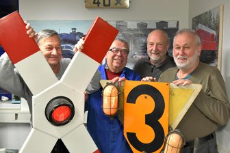 Freiberger Modelleisenbahnclub 1965 plant Umzug nach Zug - Christian Schneider (v. l.), Jochen Winkler, Henry Müller und Helmold Buschmann sind im Freiberger Modelleisenbahnclub 1965 aktiv. Der Verein kümmert sich auch um größere Bahnen.