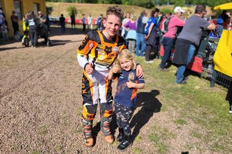 Freiberger Motocross-Ass mischt ganz vorn mit - Oskar Walter freut sich über Platz 3 im zweiten Lauf. Schwester Hanna ist sein größter Fan.