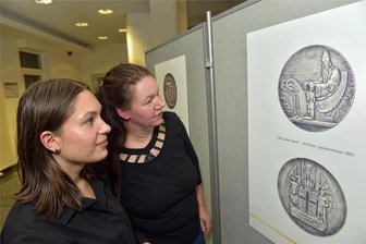 Freiberger Münzfreunde zeigen Schätze in der Sparkasse - In der Schalterhalle der Sparkasse Freiberg ist bis Juni eine kleine Schau der Freiberger Münzfreunde zu sehen. Anna und Cornela Badzio (r.) begutachten ein isländisches Geldstück.