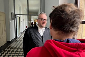 Freiberger mumifiziert Mutter und kassiert weiter Rente - erneuter Freispruch - Verteidiger Gerhard Rahn mit seinem Mandanten bei einer Verhandlungspause am Landgericht.