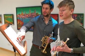 Freiberger Musikschüler Marius Lehmgrübner: Einer der besten Nachwuchs-Trompeter Deutschlands - Marius Lehmgrübner erlernt bei Stefan Leitner (r.) das Trompetenspiel. Jüngst brillierte der 13-Jährige auf Bundesebene.