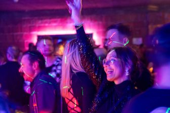 Freiberger Nachtleben: Das tun Veranstalter gegen das Clubsterben - Zur Weihnachtsdisco im Tivoli ist der Saal gut gefüllt. Bei anderen Veranstaltungen in Freiberg ist deutlich mehr Freiraum zum Tanzen.