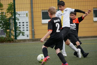 Freiberger Nachwuchsfußballer feiern Premiere - Der Freiberger Subhan Sadeqhi (m.) versucht sich gegen zwei Dobritzer Gegenspieler zu behaupten.