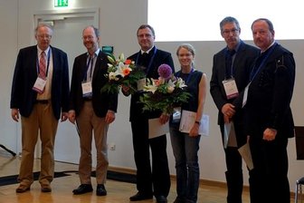 Freiberger Nachwuchswissenschaftler ausgezeichnet worden - von links: Prof. Dr. Rudolf Lied (Stiftung zur Förderung der "Wissenschaftlichen Schule Zunker-Busch-Luckner"), Prof. Dr. Michael Schlömann (TU Bergakademie Freiberg) neben den beiden Preisträgern, Dr. Andre Simon und Dr. Sophie Ullrich, und Felix Dilek (Dresdner Grundwasserforschungszentrum) und Prof. Dr. Carsten Drebenstedt (TU Bergakademie Freiberg)