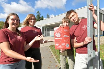Freiberger Nepallauf 2025 im Check: So kann man mitmachen - Ab Freitag findet in Freiberg der 21. Nepallauf statt. Im Bild von links: Lehrerin Rebecca Groß (2.v.l.) mit den Schülern Selina, Petr und Nils.