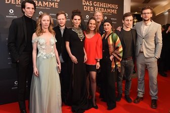 Freiberger OB lobt Hebammen-Film - Die Schauspieler Sabin Tambrea (l-r), Susanne Wuest, Ilja Roßbander, Ruby O. Fee, Marie Theres Kroetz Relin, Frank Kessler, Mercedes Echerer, Harry Lampl und Steve Windolf kommen am Mittwoch in München zur Premiere des ARD-Films "Das Geheimnis der Hebamme".