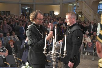 Freiberger OB Sven Krüger legt die Amtskette ab: „Es war mir eine Ehre und Freude“ - Vertretung für ein halbes Jahr: Sven Krüger (r.) übergab am Montagabend seine Amtskette an Vize-OB Martin Seltmann.