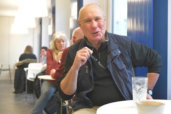 Freiberger Publikumsliebling Andreas Kuznick: Ein Abschied, der keiner ist - Der Freiberger Schauspieler Andreas Kuznick zum Interviewtermin im Café Siz.