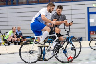 Freiberger Radballer fahren Punkte in Großolbersdorf ein - Dustin Schmidt (l.) tritt für den TV 1844 Freiberg 2 mit seinem Bruder Marvin in einem Team an.