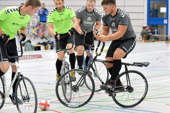 Freiberger Radballer müssen eine Etage tiefer aufsatteln - Marvin und Dustin Schmidt (graues Trikot v. l.) treten in der kommenden Saison in der Landesliga an.