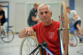 Freiberger Radballer wollen eine Klasse höher fahren - Freut sich auf das nächste Heimturnier: Hans-Jürgen Fischer, langjähriger Trainer des TV 1844.