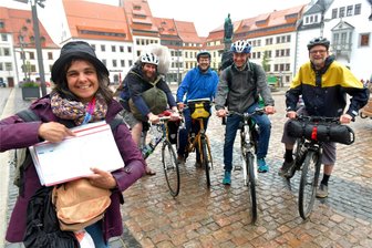 Freiberger Radler fahren für Demokratie rund 500 Kilometer bis an die Müritz - Organisatorin Naima Bouzoubaa versammelte die Teilnehmer der Demokratie- Fahrradtour auf dem Obermarkt: Konstantin Wunderlich-Hörsch, Christian Mädler, Christian Möls und Ralf Tatschke (v. l.).