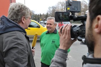 Reporter Hinrich Lührssen und Kameramann Benjamin Henn von "Stern TV" interviewten Werner Helfen am Sonntag an der Unfallkreuzung in Freiberg. Diesmal krachte es nicht.