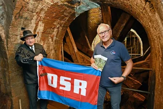 Freiberger rufen Seefahrer des Erzgebirges zum Bergstreittag - Die Freiberger Stefan Thiem (l.) und Lothar Vogel engagieren sich für die Stadtwette von Schneeberg: die will 50 Seeleute aus dem Erzgebirge auf dem Markt sehen. Hier sind die früheren Funker vor dem Pochwerksrad im Turmhofschacht.