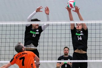 Freiberger Sachsenklasse-Volleyballer können nur eine Hausaufgabe lösen - Die Volleyballer des 1. VVF um Lukas Richter (r.) und Jonas Tzschoppe mussten sich dem Kreisrivalen Milkau geschlagen geben, holten sich aber die zweite Partie. Im Hintergrund Martin Rosaly.