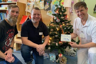 Freiberger sammeln Kronkorken: Weihnachtsgeschenke mit Herz für Krankenhaus und Frauenhaus - Weihnachtsgeschenk mit Herz: Chefarzt Dr. Ulrich Zügge freute sich sehr über den Scheck für die Kinderstation des Freiberger Krankenhauses, den ihm Marcel Schlenkrich (l.) und Felix Grunewald überreichten.