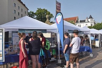 Freiberger Schlossplatz wird zur großen Freiluft-Experimentierfläche - Vor Schloss Freudenstein gab es am Abend viele kleine Zelte als Freiuft-Labore.