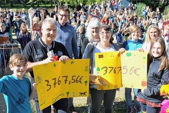 Freiberger Schüler laufen über 2000 Kilometer für Spenden an Tierheim und Tafel - Vincent Doberstein, Thomas Weigel, Achim Steinhardt, Sybille Ott, Anja Fiedler, Nicole Grigoleit, Alexandra Rogler, Luise Lausch (von links).