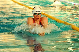 Freiberger Schwimmer fischen Silber aus der Nordsee - Gelungene Premiere: Emma Weiß gewann bei ihrem ersten Start beim Danish Swimcup zweimal Bronze und kippte zudem fünf Vereinsrekorde bei den Damen (25/50 m Brust, 25/50 m Rücken, 25 m Freistil). Die 19-jährige war erst zu Saisonbeginn aus Ingolstadt nach Freiberg gewechselt.