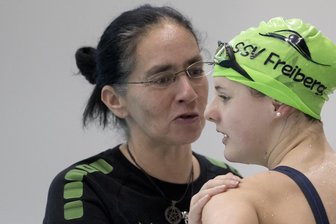 Freiberger Schwimmtrainerin: „Das ist für unseren Verein ein Riesenerfolg“ - SSV-Schwimmtalent Ingrid Lampke (r.) lieferte laut ihrer Trainerin Katja Gorzolla (l.) in Berlin einen tapferen Einstand ab.