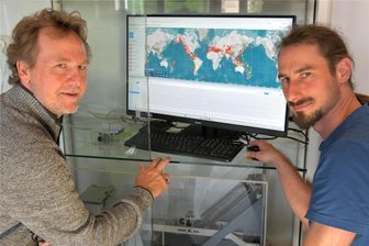 Freiberger Seismologen zeichnen Einsturz der Carolabrücke in Dresden auf - Professor Stefan Buske (links) und Dr. Olaf Hellwig von der TU Bergakademie Freiberg am Seismometer, welches weltweite Erdbeben und Erschütterungen registriert.