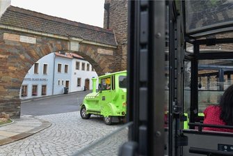Freiberger Silberstadtbahn sucht Interimsfahrer - Eine Stadtrundfahrt mit der Silberstadtbahn führt auch durch das Donatstor. Foto: Eckardt Mildner