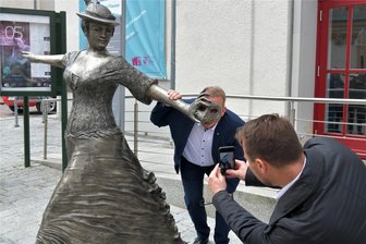 Freiberger Silberweg erhält neue Figur - Die Neuberin schmückt bereits den Buttermarkt in Freiberg.