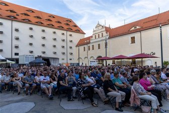 Freiberger Sommernächte im Schlosshof: Comedy mit Philipp Schaller fällt aus - Die Freiberger Sommernächte locken mit Musik, Kabarett und mehr jeden Sommer zahlreiche Gäste in den Innenhof von Schloss Freudenstein.