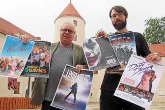 Thomas und Manuel Erler (r.) vom Kinopolis Freiberg präsentieren im Rahmen der 11. Sommernächte die Filmnächte.