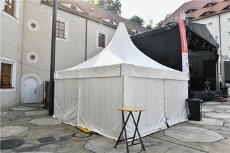 Freiberger Sommernächte: Wo gibt es kostenlose Toiletten? - Bei Veranstaltungen öffnen kostenfreie Besuchertoiletten im Turm links der Hauptbühne im Schlosshof Freiberg.