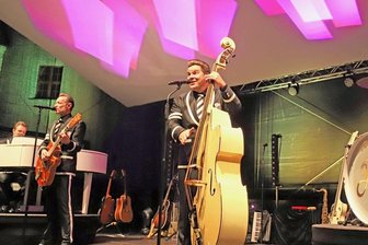 Freiberger Sommernächte zogen 20.000 Besucher an - Holten wieder Hunderte Gäste in den Schlosshof: "The Firebirds" sind ein Dauerbrenner bei den Freiberger Sommernächten.