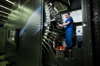 Freiberger Spezialgießerei Actech investiert und stellt 100 Mitarbeiter ein - CNC-Fräser André Richter bei der Bestückung des Werkzeugmagazins eines modernen CNC-Fräszentrums bei ActTech.