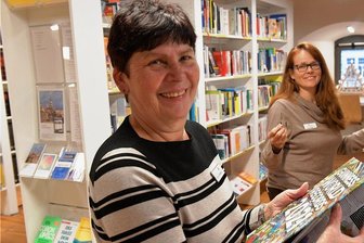 Freiberger Stadtbibliothekschefin geht in den Ruhestand - Karla Grießbach (l.), die langjährige Leiterin der Stadtbibliothek Freiberg, und ihre kommissarische Nachfolgerin Almuth Kühn im Kornhaus, wo die Bibliothek seit 2015 ihr Domizil hat. "Ich bin seit 44 Jahren in der Stadtbibliothek - das ist fast auch etwas fürs Guinnessbuch der Rekorde", so Grießbach.