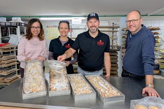 Freiberger Stollenanschnitt: Bäckerei präsentiert zwölf Meter Weihnachtsgebäck - Anja Fiedler, Peggy Illgen, René Illgen und David Bojack präsentieren Teile des zwölf Meter langen Stollens.
