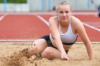 Freiberger Studentin auf dem Sprung über den Großen Teich - Aktuell trainiert die Glauchauer Leichtathletin Luise Hammer noch hauptsächlich auf den Anlagen des TVL Freiberg. Ab September absolviert sie ihre Übungen in den USA. 