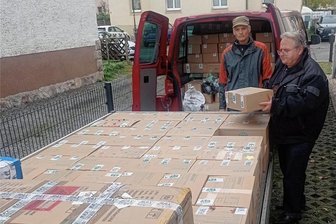 Freiberger Tafel sucht dringend Spenden für Weihnachtsgeschenke - Spendenaktion "Kinder helfen Kindern": Günther Vorsatz und Frank Richter von der Adventgemeinde Flöha verladen 204 Pakete.