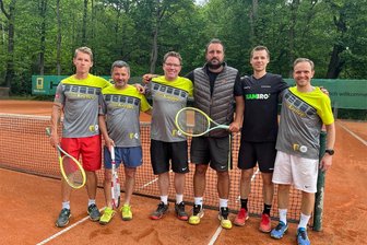 Freiberger Tenniscracks fahren nicht nur zum Feiern an die Adria - Starke Truppe: die Spielgemeinschaft Freiberg/Chemnitz mit Milan Fiala, Ondrej Zahraj, Alexander Kreller, Jan Marek, Stefan Schneider und Ronald Kraatz (v.l.) haben sich erneut den Titel beim Oberliga-Wintercup gesichert.